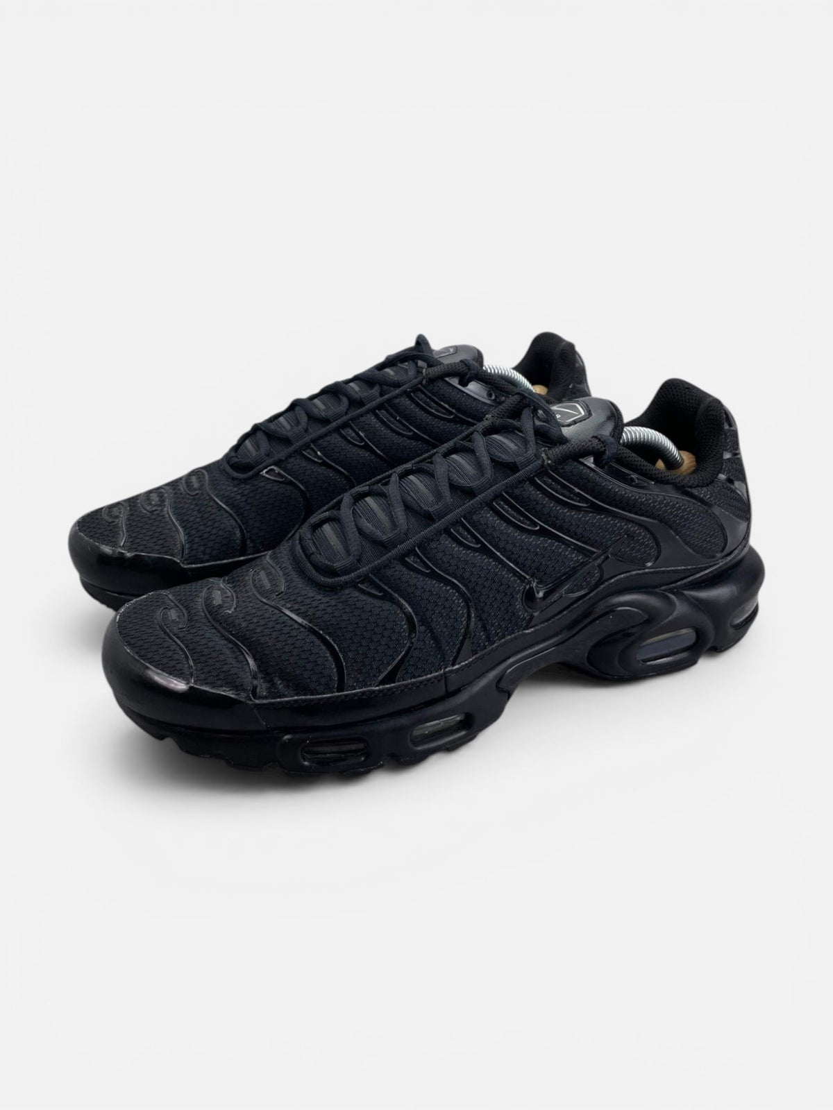 Nike Air Max Plus Triple Black — buty sportowe męskie w bardzo dobrym stanie rozmiar 45, widok z boku