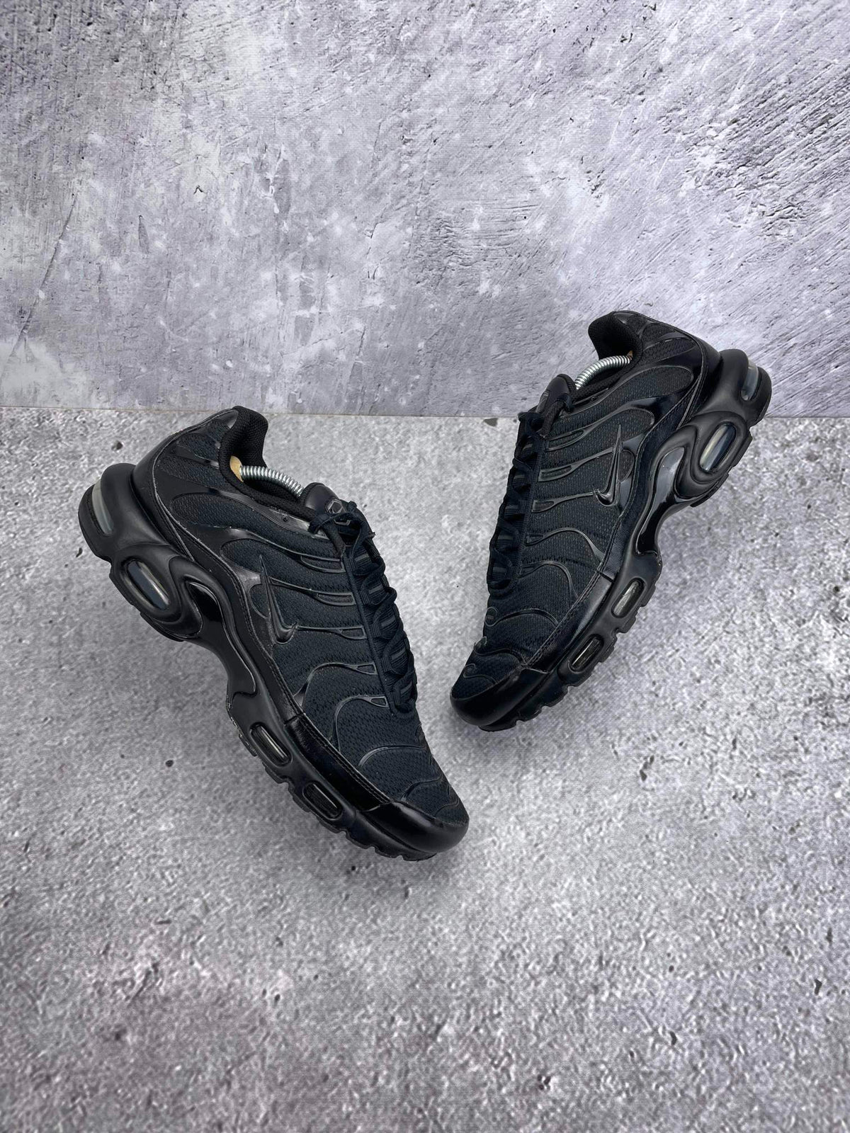 Nike Air Max Plus Triple Black — buty sportowe męskie w bardzo dobrym stanie rozmiar 45, widok z góry na zewnętrzną stronę butów