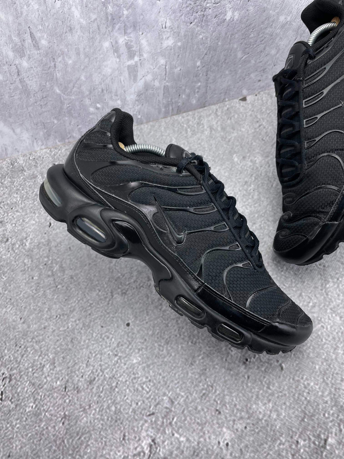 Nike Air Max Plus Triple Black — buty sportowe męskie w bardzo dobrym stanie rozmiar 45, zewnętrzny panel prawego buta