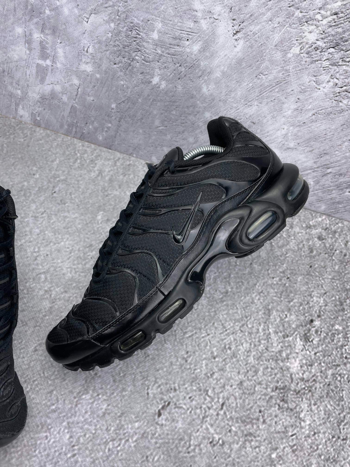 Nike Air Max Plus Triple Black — buty sportowe męskie w bardzo dobrym stanie rozmiar 45, zewnętrzny panel lewego buta