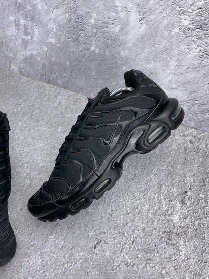 Nike Air Max Plus Triple Black — buty sportowe męskie w bardzo dobrym stanie rozmiar 45, zewnętrzny panel lewego buta