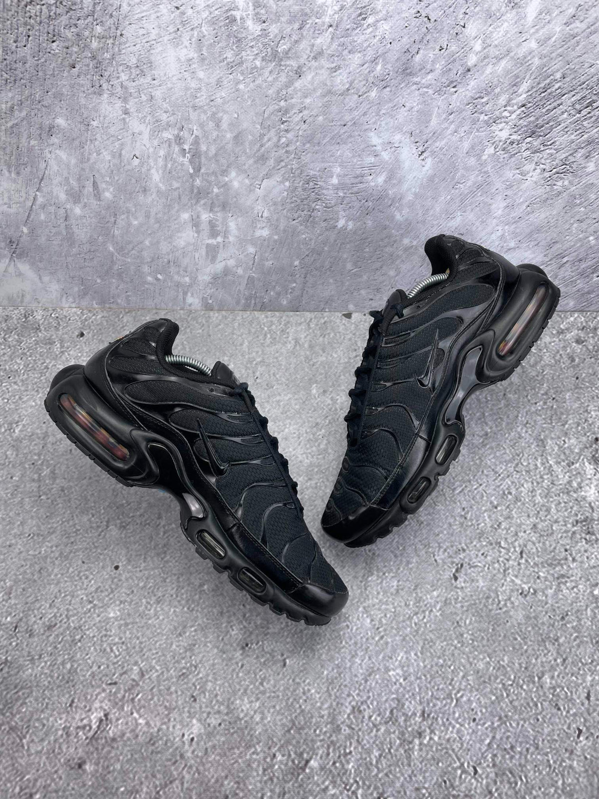 Nike Air Max Plus Triple Black — buty sportowe męskie w bardzo dobrym stanie rozmiar 45, widok z góry na wewnętrzną stronę butów
