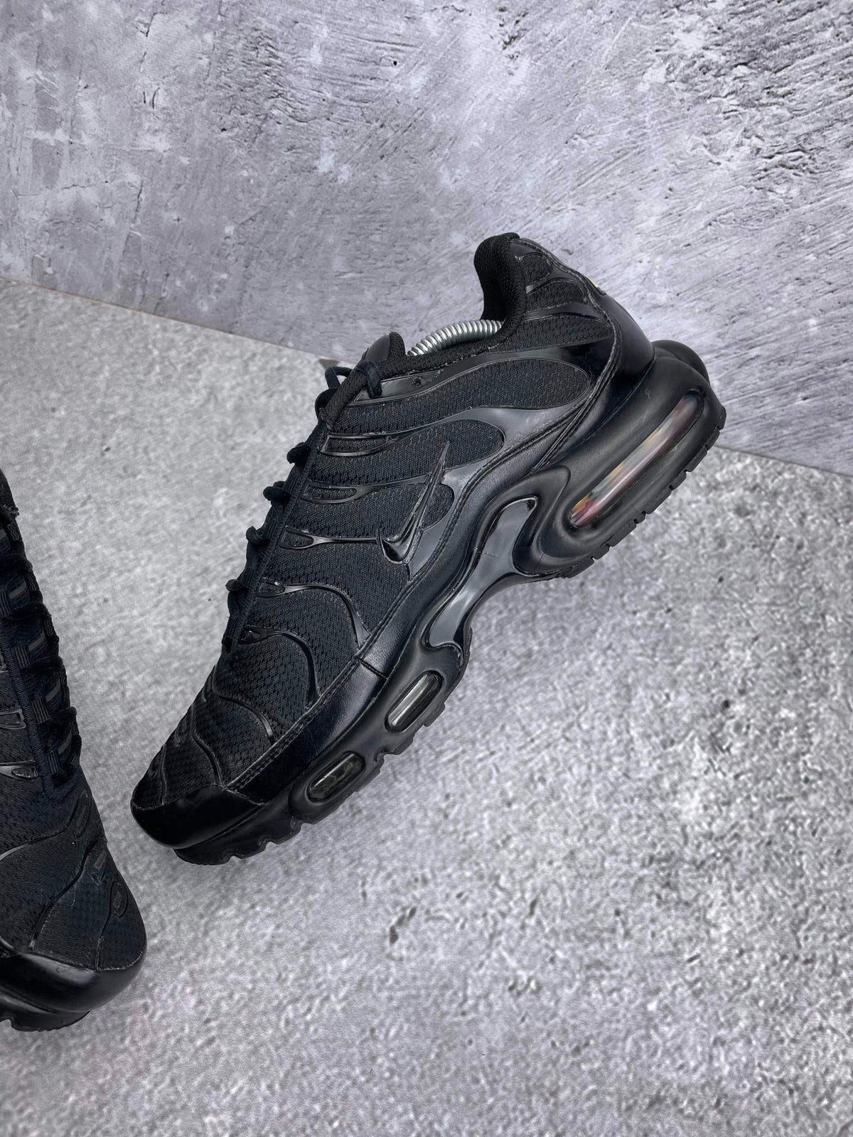 Nike Air Max Plus Triple Black — buty sportowe męskie w bardzo dobrym stanie rozmiar 45, wewnętrzny panel lewego buta