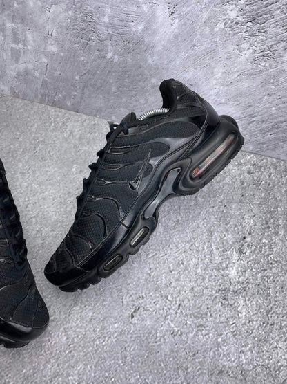 Nike Air Max Plus Triple Black — buty sportowe męskie w bardzo dobrym stanie rozmiar 45, wewnętrzny panel lewego buta