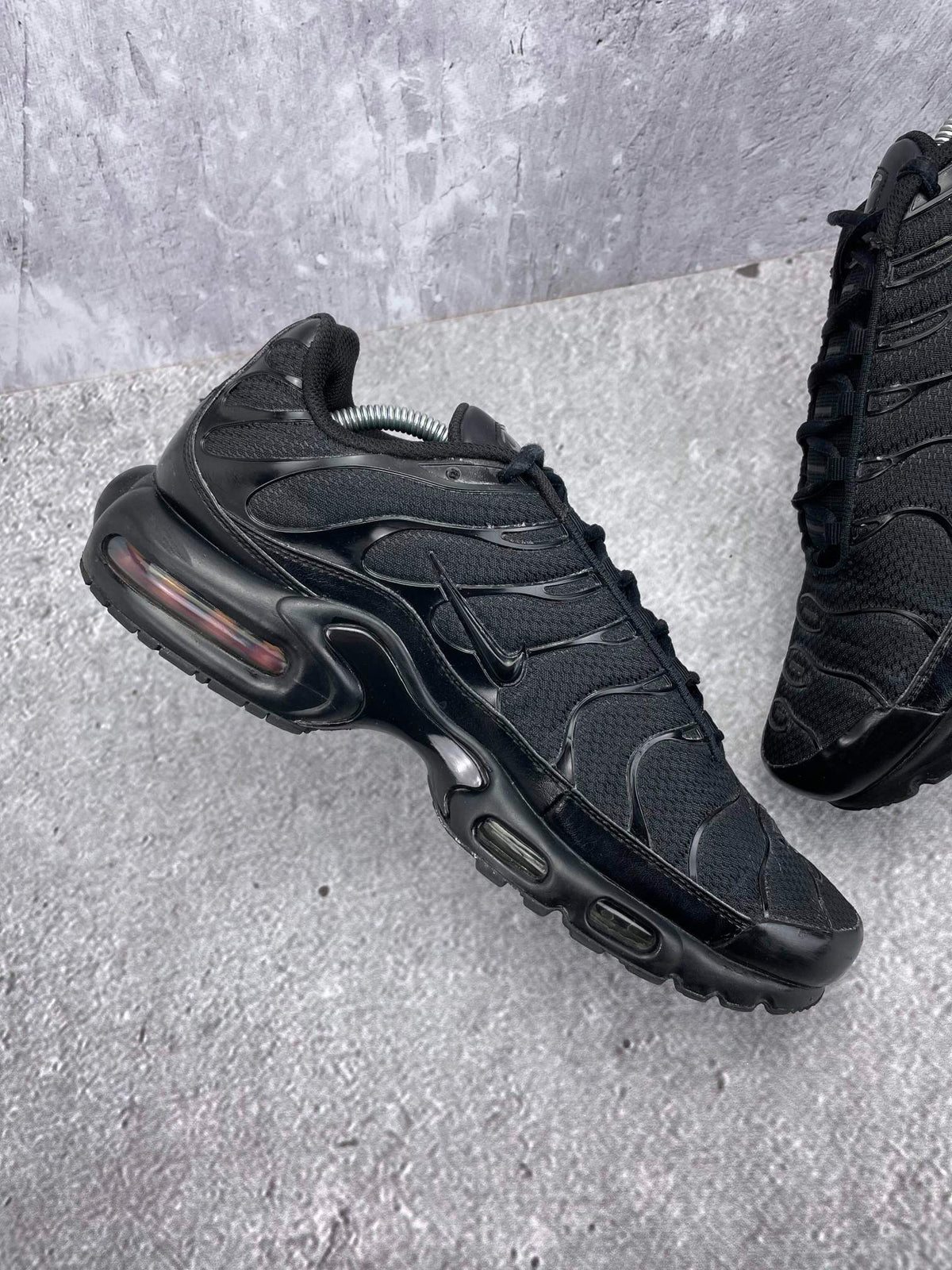 Nike Air Max Plus Triple Black — buty sportowe męskie w bardzo dobrym stanie rozmiar 45, wewnętrzny panel prawego buta