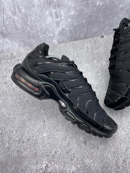 Nike Air Max Plus Triple Black — buty sportowe męskie w bardzo dobrym stanie rozmiar 45, wewnętrzny panel prawego buta