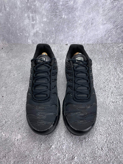 Nike Air Max Plus Triple Black — buty sportowe męskie w bardzo dobrym stanie rozmiar 45, widok z góry