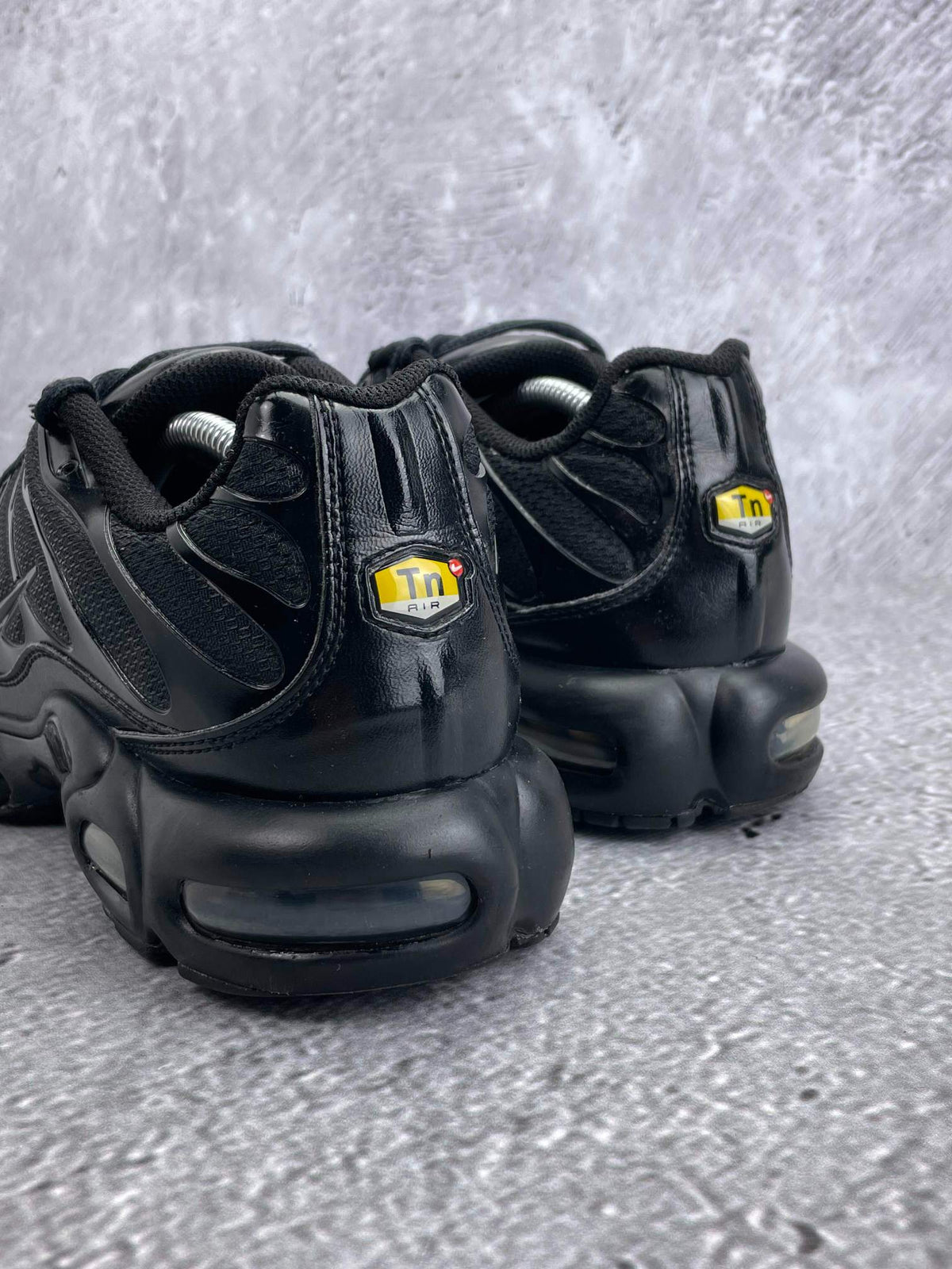 Nike Air Max Plus Triple Black — buty sportowe męskie w bardzo dobrym stanie rozmiar 45, widok z tyłu