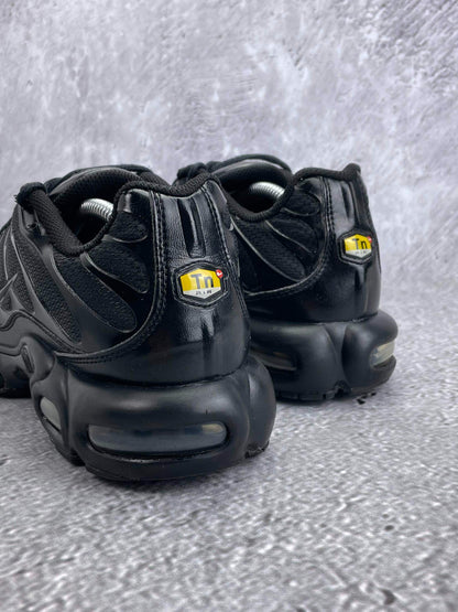 Nike Air Max Plus Triple Black — buty sportowe męskie w bardzo dobrym stanie rozmiar 45, widok z tyłu