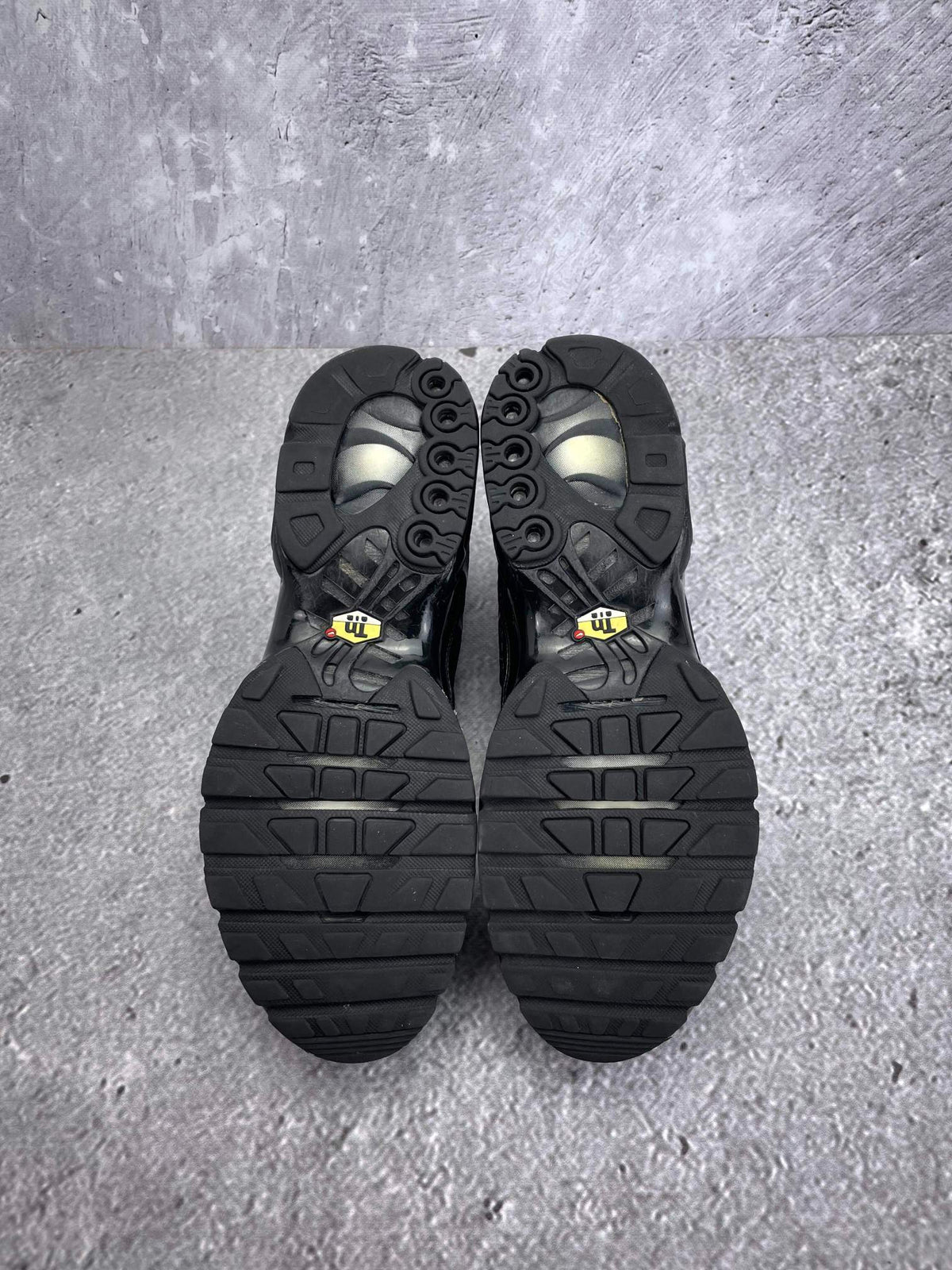 Nike Air Max Plus Triple Black — buty sportowe męskie w bardzo dobrym stanie rozmiar 45, podeszwa