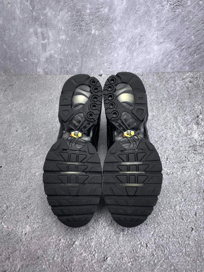 Nike Air Max Plus Triple Black — buty sportowe męskie w bardzo dobrym stanie rozmiar 45, podeszwa