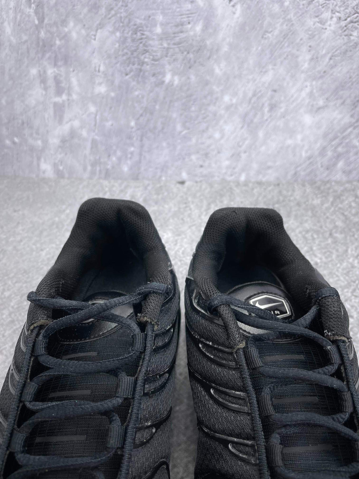 Nike Air Max Plus Triple Black — buty sportowe męskie w bardzo dobrym stanie rozmiar 45, zapiętki butów