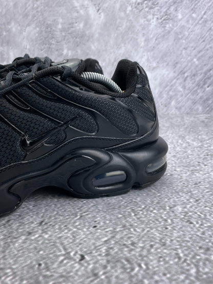Nike Air Max Plus Triple Black — buty sportowe męskie w bardzo dobrym stanie rozmiar 45, opcjonalne zdjęcie 1