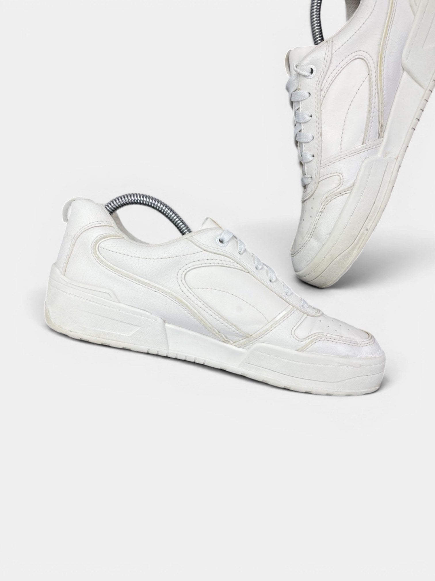 Stradivarius Sneakers — buty sportowe męskie w bardzo dobrym stanie rozmiar 40, wewnętrzny panel lewego buta