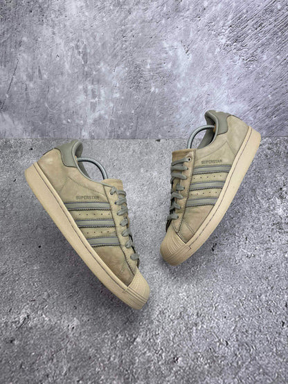 Adidas Superstar GTX Silver Pebble — buty sportowe męskie w bardzo dobrym stanie rozmiar 43 1/3, widok z góry na zewnętrzną stronę butów