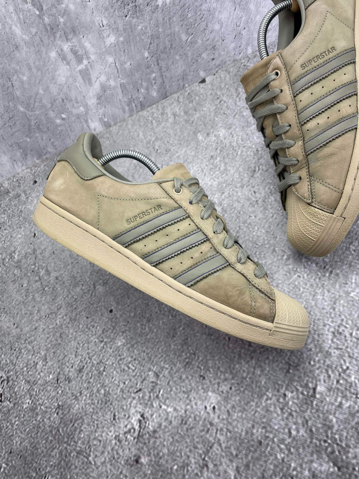 Adidas Superstar GTX Silver Pebble — buty sportowe męskie w bardzo dobrym stanie rozmiar 43 1/3, zewnętrzny panel prawego buta
