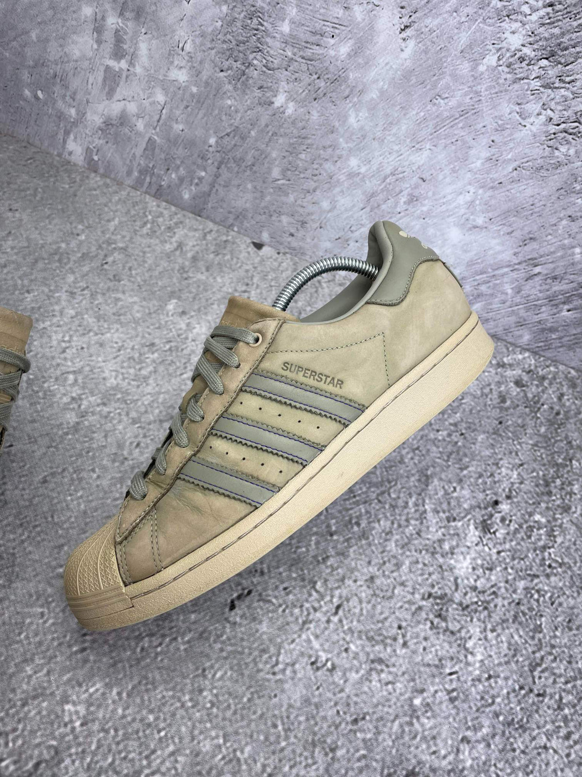 Adidas Superstar GTX Silver Pebble — buty sportowe męskie w bardzo dobrym stanie rozmiar 43 1/3, zewnętrzny panel lewego buta