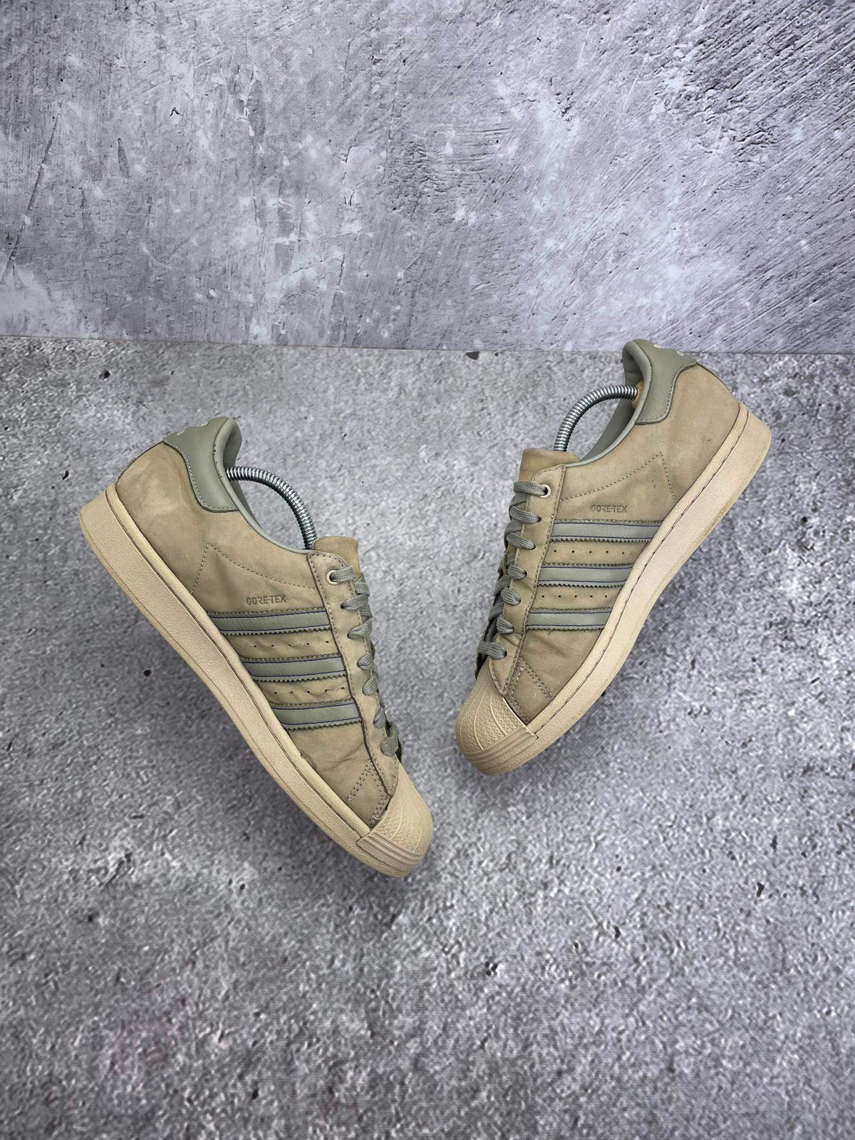 Adidas Superstar GTX Silver Pebble — buty sportowe męskie w bardzo dobrym stanie rozmiar 43 1/3, widok z góry na wewnętrzną stronę butów