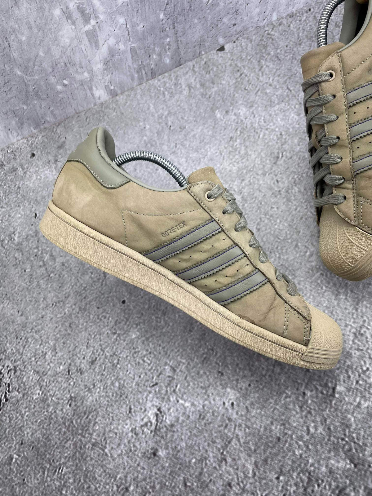 Adidas Superstar GTX Silver Pebble — buty sportowe męskie w bardzo dobrym stanie rozmiar 43 1/3, wewnętrzny panel lewego buta