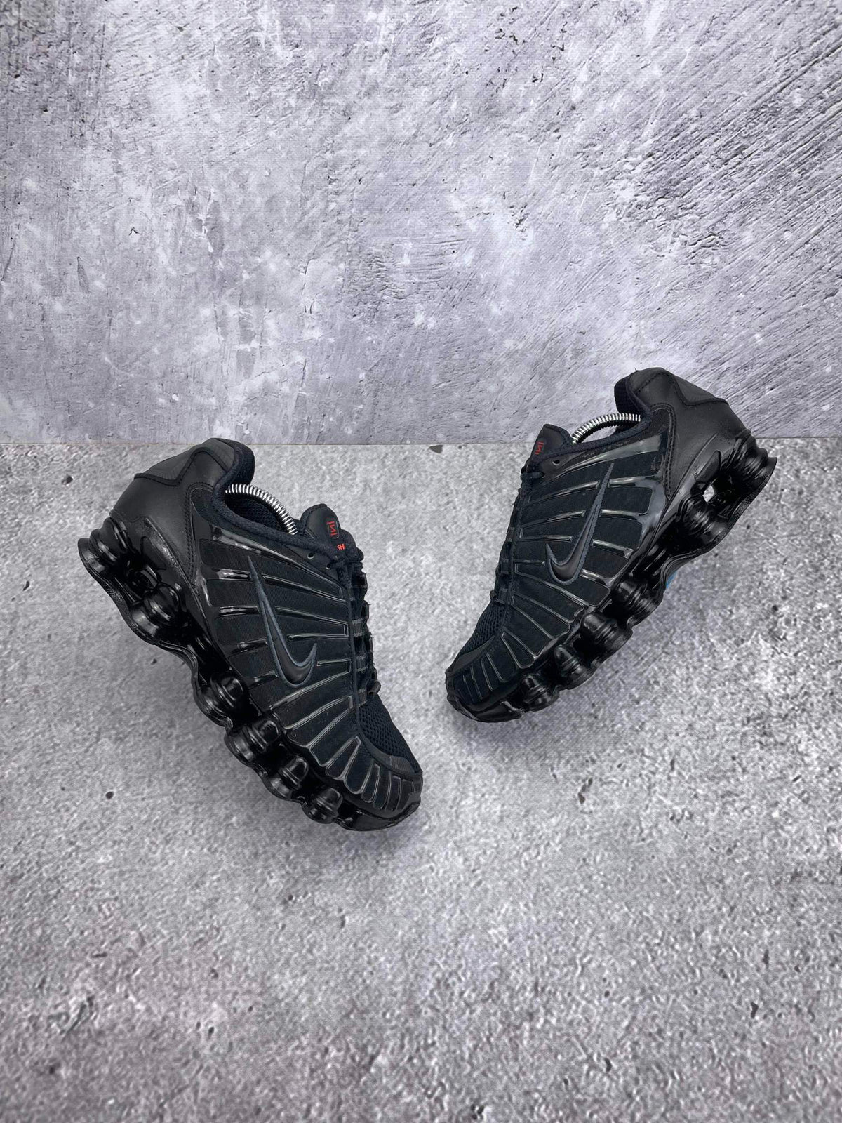 Nike Shox TL Metallic Hematite — buty sportowe damskie w bardzo dobrym stanie rozmiar 40, widok z góry na zewnętrzną stronę butów