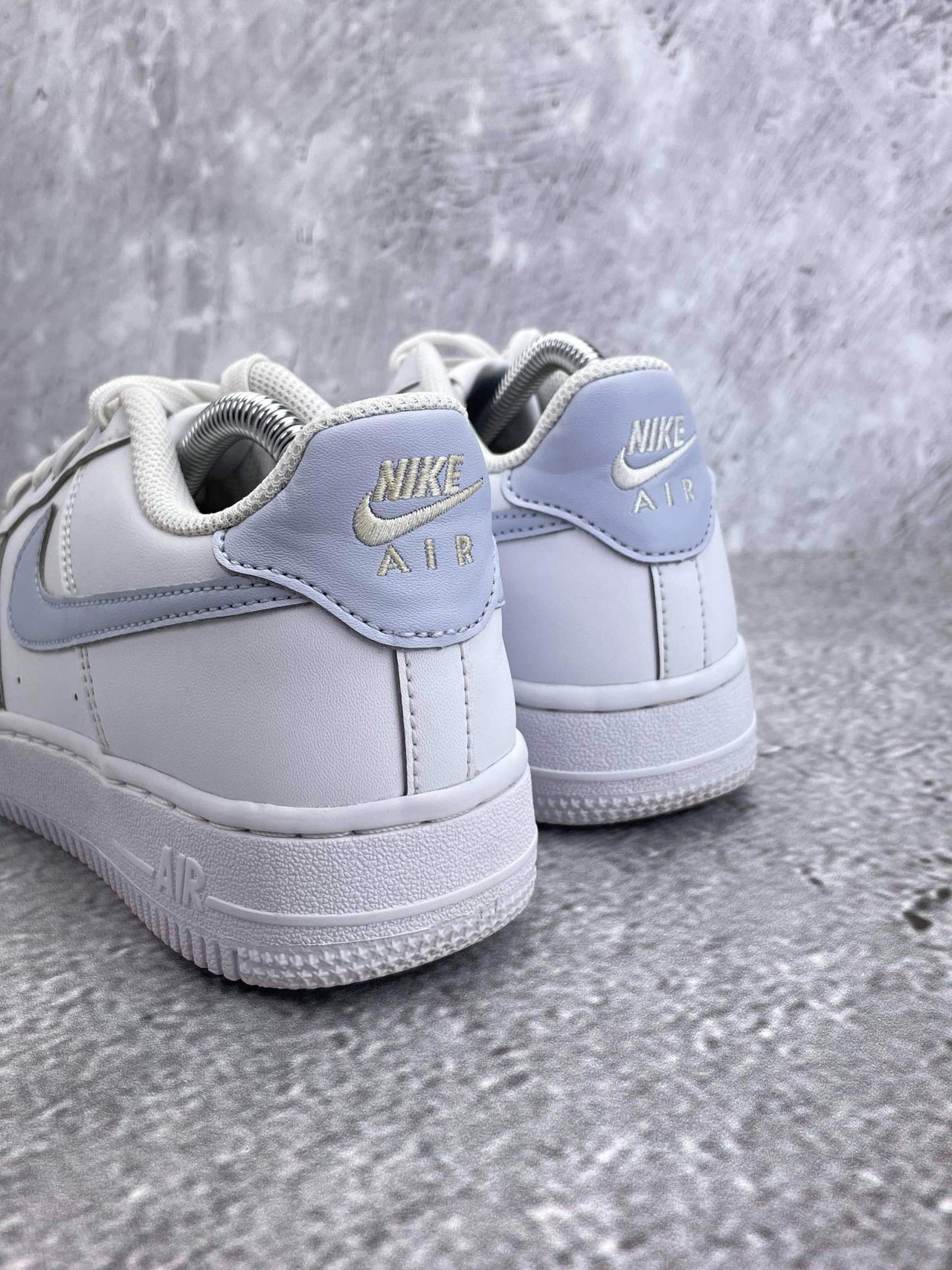 Nike Air Force 1 White Ghost — buty sportowe damskie w bardzo dobrym stanie rozmiar 36.5, wewnętrzny panel prawego buta
