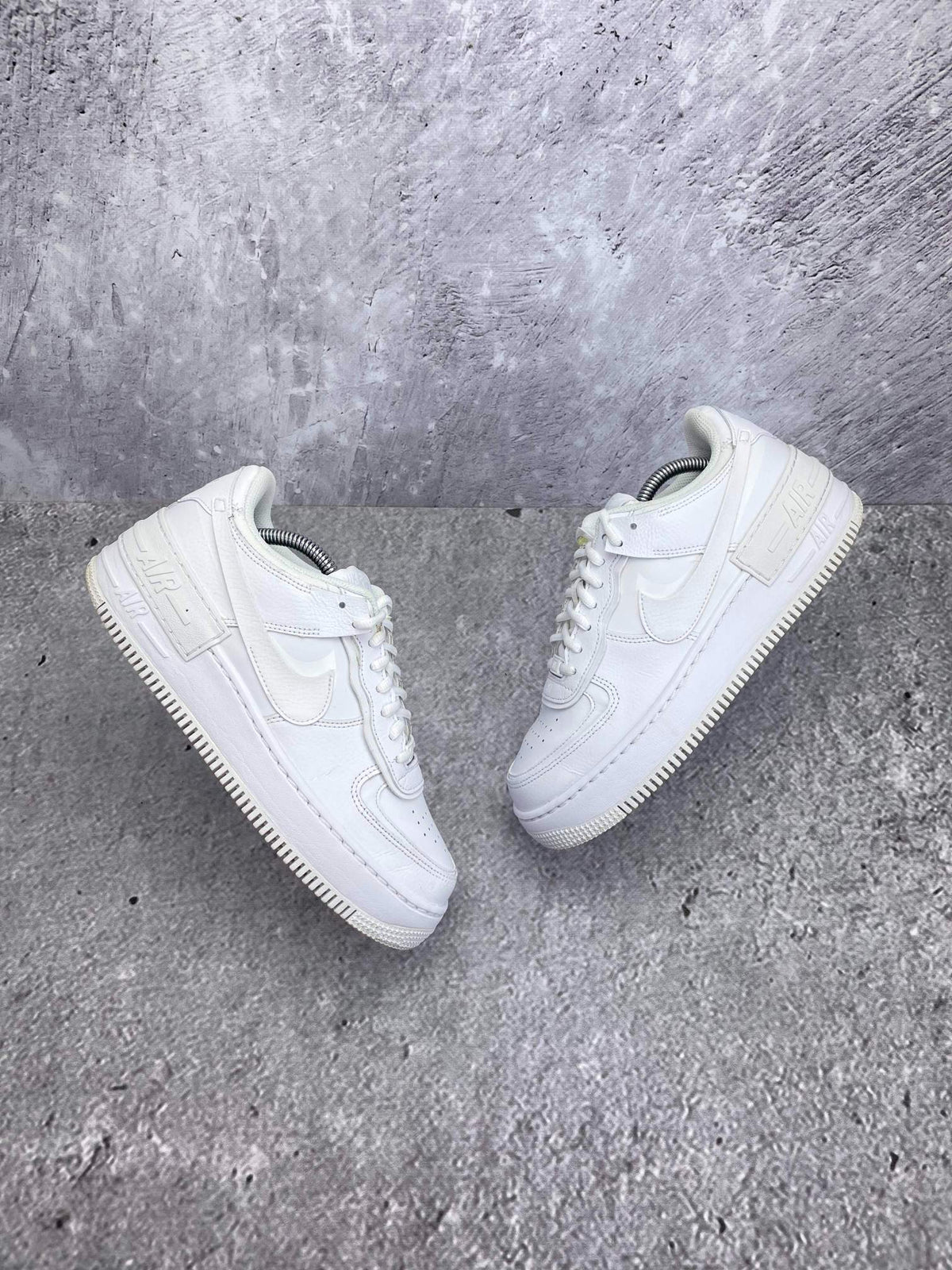 Nike Air Force 1 Shadow Triple White — buty sportowe damskie w bardzo dobrym stanie rozmiar 40, widok z góry na zewnętrzną stronę butów