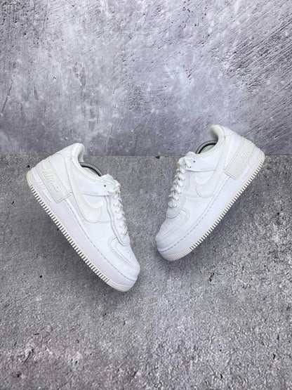 Nike Air Force 1 Shadow Triple White — buty sportowe damskie w bardzo dobrym stanie rozmiar 40, widok z góry na zewnętrzną stronę butów