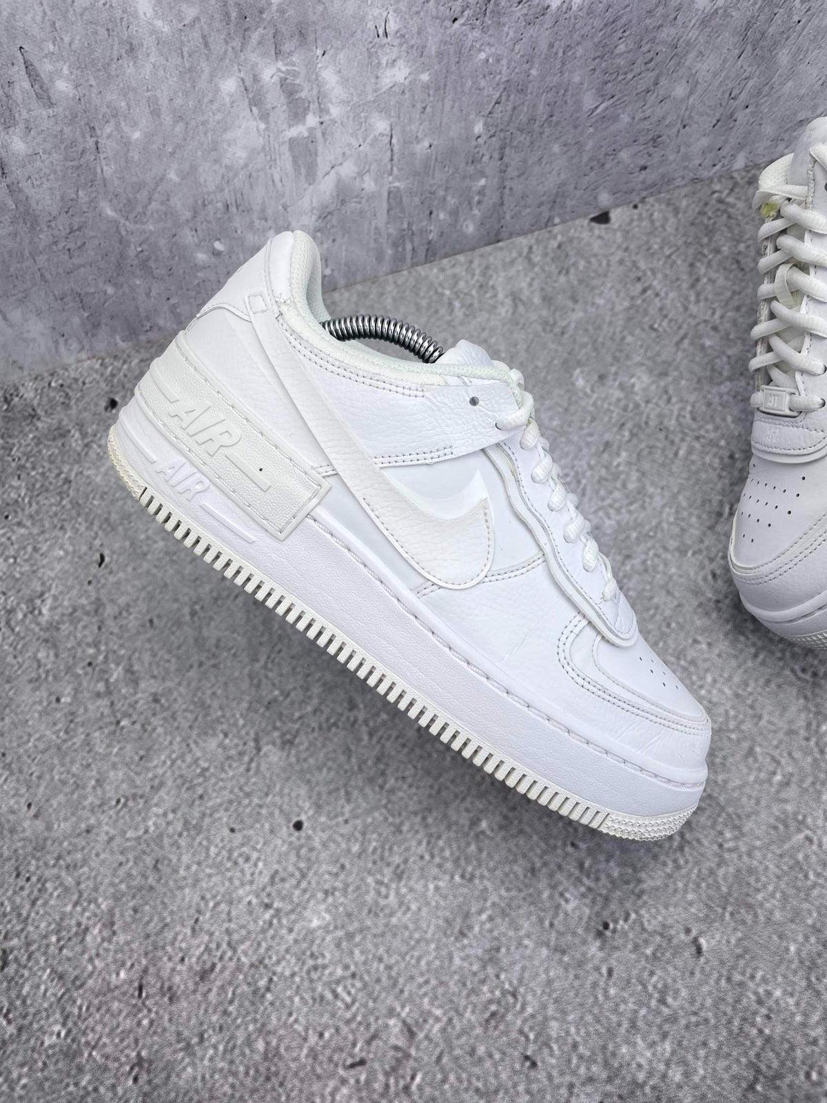 Nike Air Force 1 Shadow Triple White — buty sportowe damskie w bardzo dobrym stanie rozmiar 40, zewnętrzny panel prawego buta