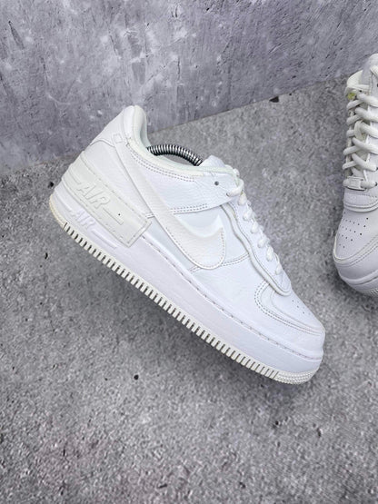 Nike Air Force 1 Shadow Triple White — buty sportowe damskie w bardzo dobrym stanie rozmiar 40, zewnętrzny panel prawego buta