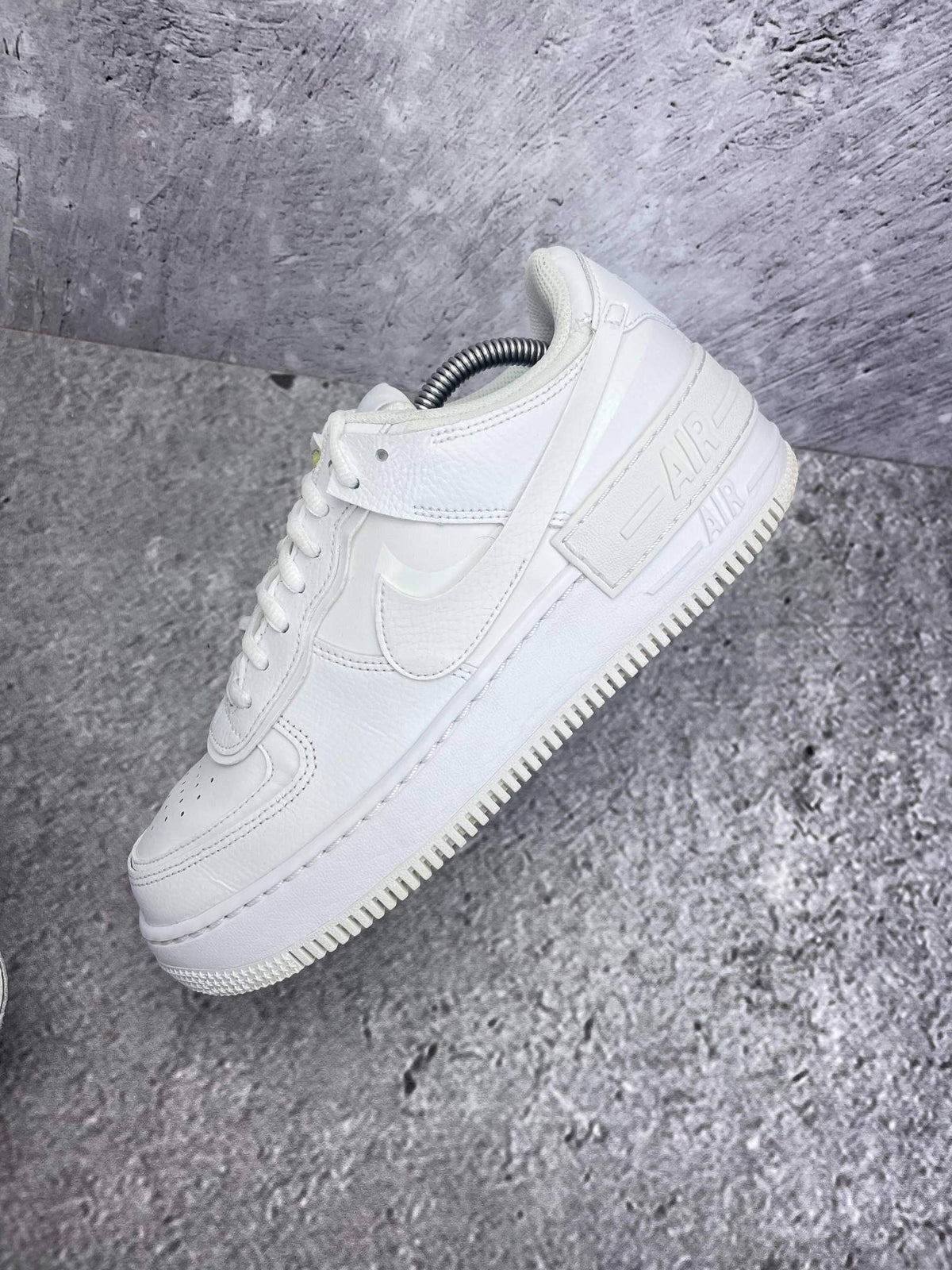Nike Air Force 1 Shadow Triple White — buty sportowe damskie w bardzo dobrym stanie rozmiar 40, zewnętrzny panel lewego buta