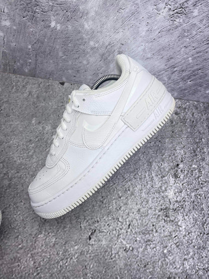 Nike Air Force 1 Shadow Triple White — buty sportowe damskie w bardzo dobrym stanie rozmiar 40, zewnętrzny panel lewego buta
