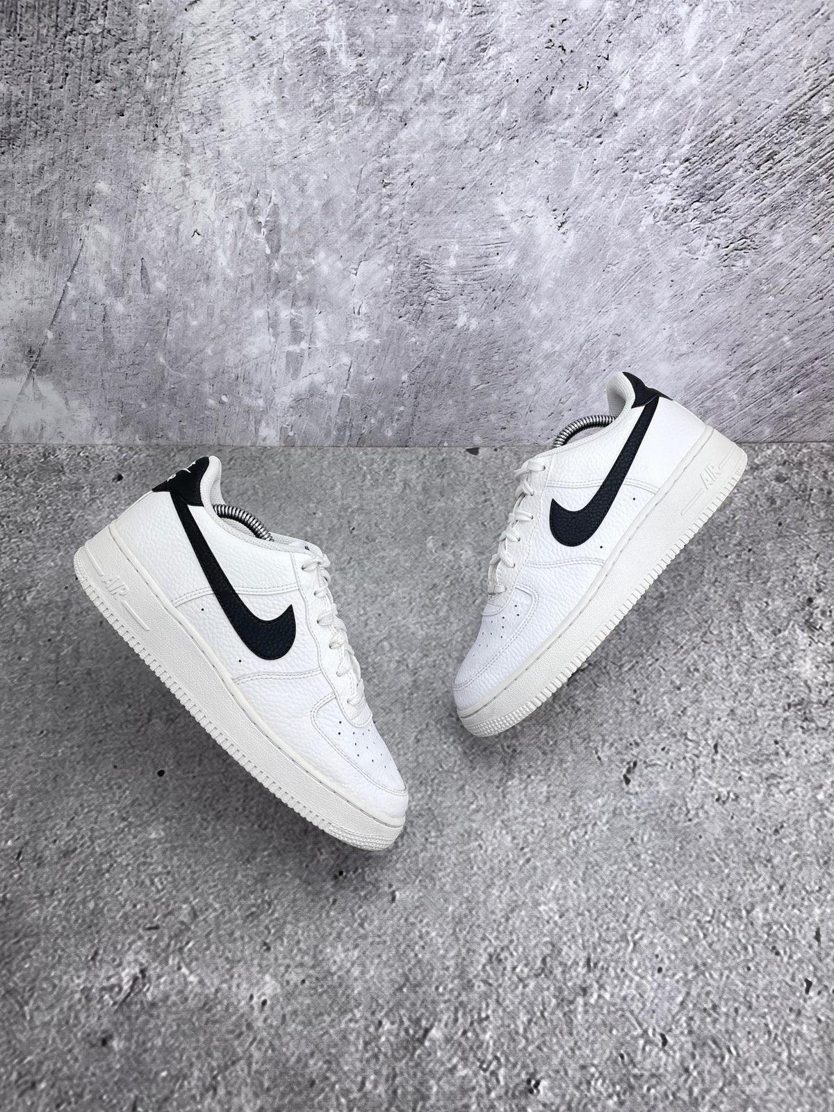 Nike Air Force 1 Low '07 White Black — buty sportowe damskie w bardzo dobrym stanie rozmiar 39, widok z góry na zewnętrzną stronę butów