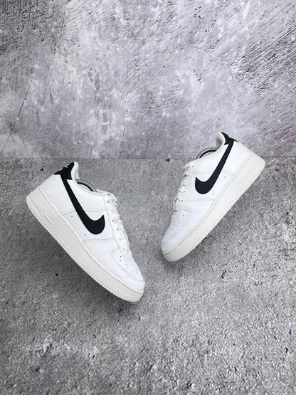 Nike Air Force 1 Low '07 White Black — buty sportowe damskie w bardzo dobrym stanie rozmiar 39, widok z góry na zewnętrzną stronę butów