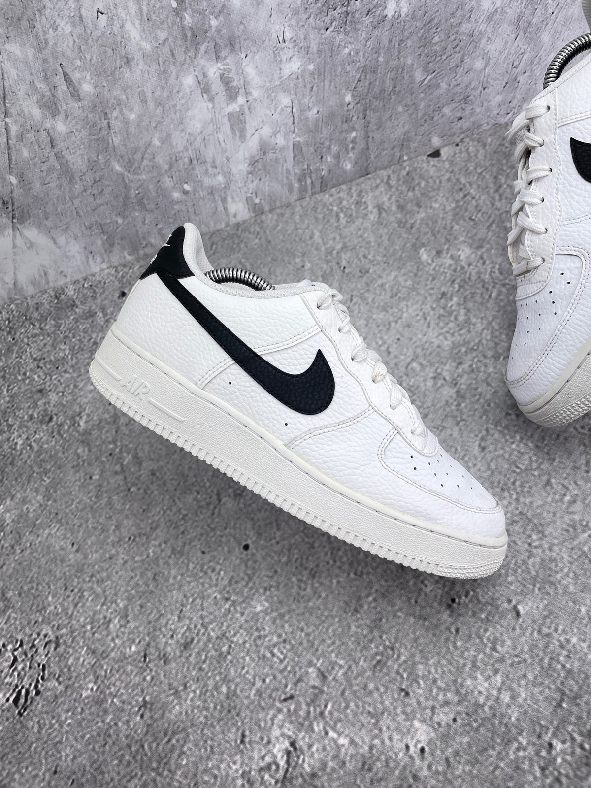 Nike Air Force 1 Low '07 White Black — buty sportowe damskie w bardzo dobrym stanie rozmiar 39, zewnętrzny panel prawego buta