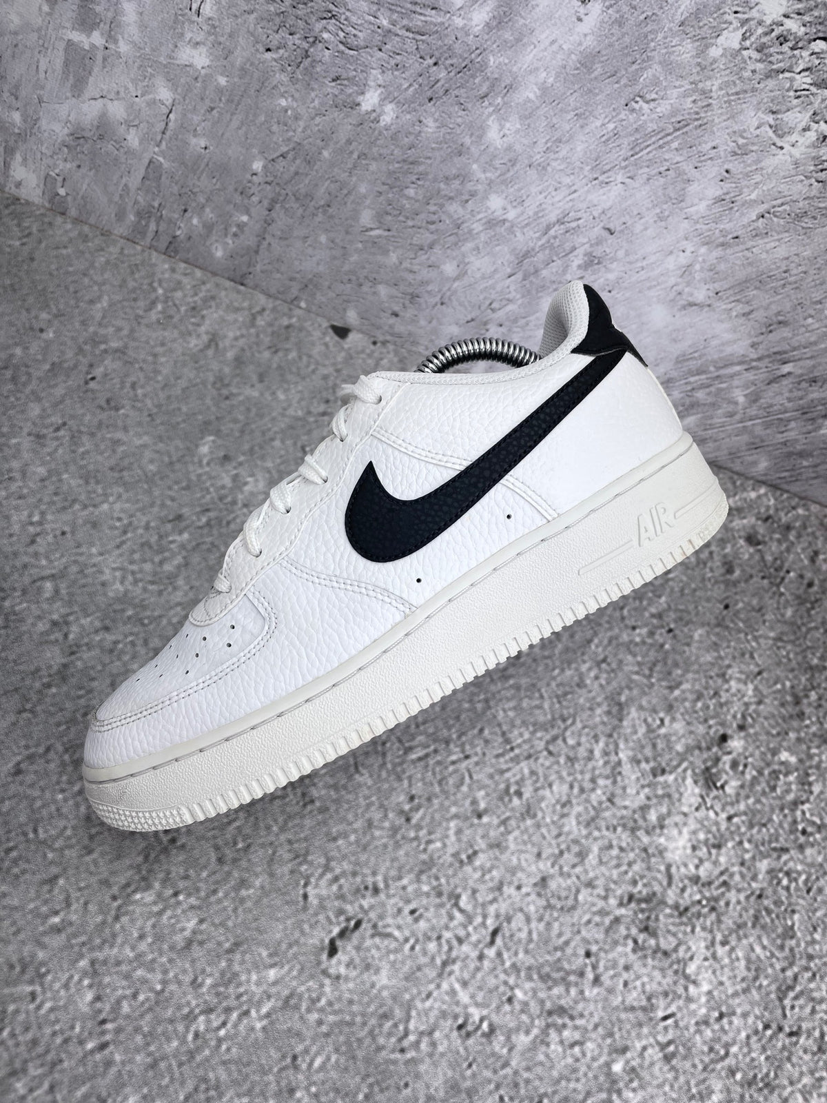 Nike Air Force 1 Low '07 White Black — buty sportowe damskie w bardzo dobrym stanie rozmiar 39, zewnętrzny panel lewego buta