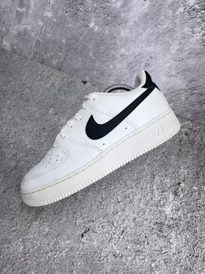 Nike Air Force 1 Low '07 White Black — buty sportowe damskie w bardzo dobrym stanie rozmiar 39, zewnętrzny panel lewego buta