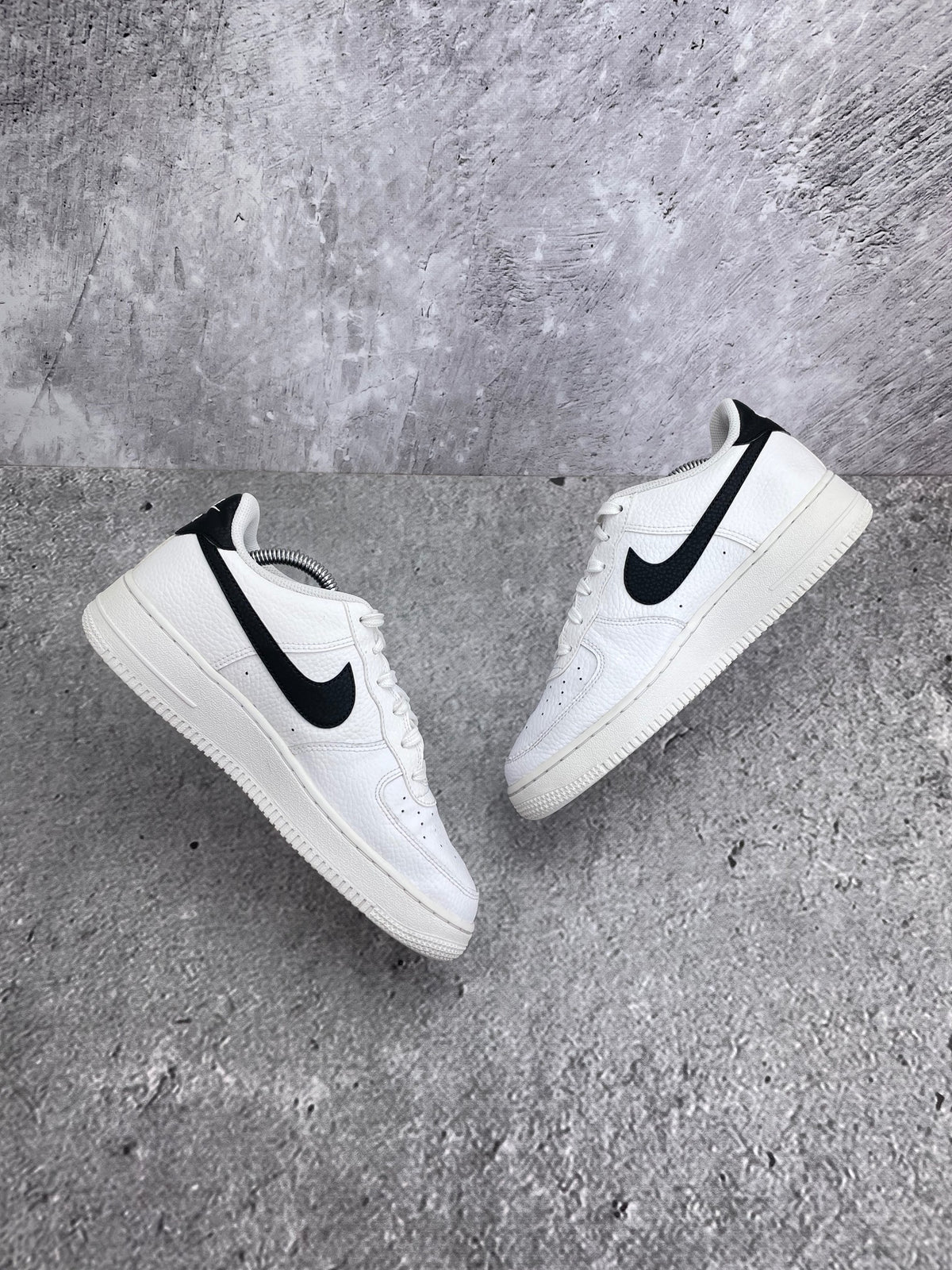 Nike Air Force 1 Low '07 White Black — buty sportowe damskie w bardzo dobrym stanie rozmiar 39, widok z góry na wewnętrzną stronę butów