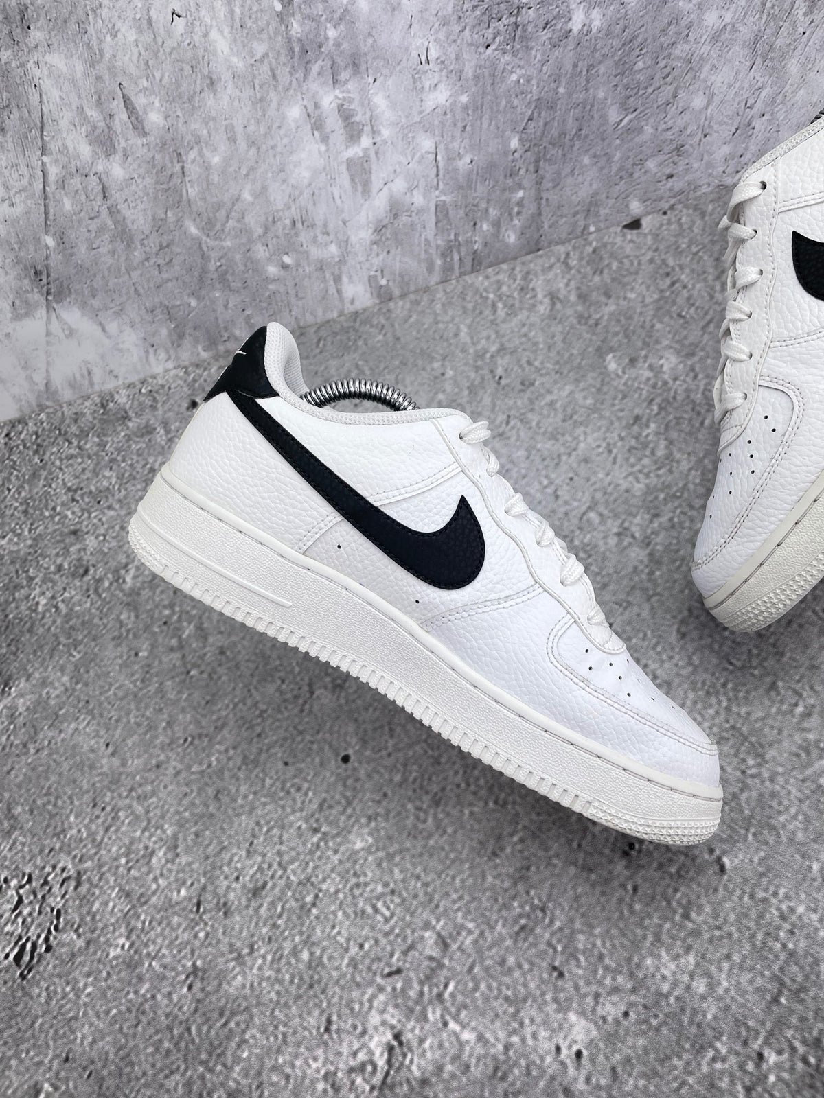 Nike Air Force 1 Low '07 White Black — buty sportowe damskie w bardzo dobrym stanie rozmiar 39, wewnętrzny panel lewego buta