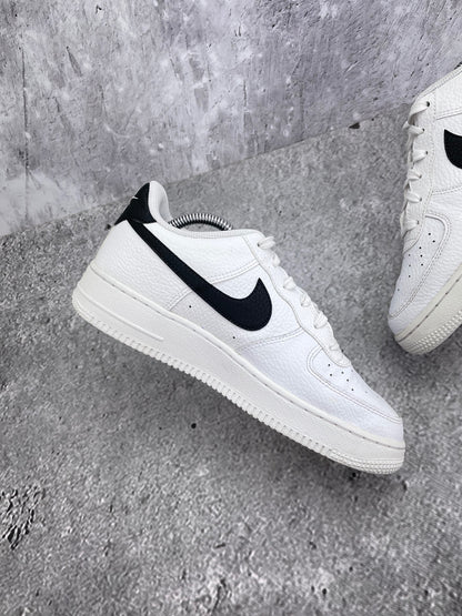 Nike Air Force 1 Low '07 White Black — buty sportowe damskie w bardzo dobrym stanie rozmiar 39, wewnętrzny panel lewego buta