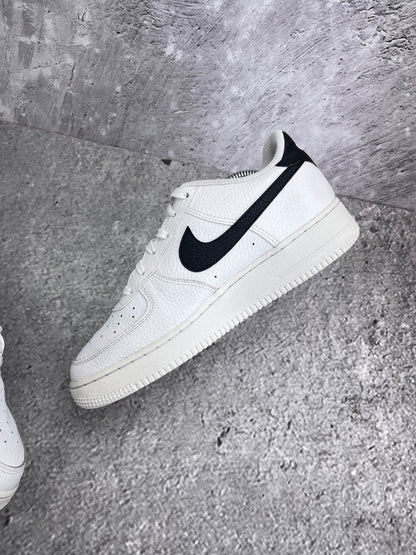 Nike Air Force 1 Low '07 White Black — buty sportowe damskie w bardzo dobrym stanie rozmiar 39, wewnętrzny panel prawego buta