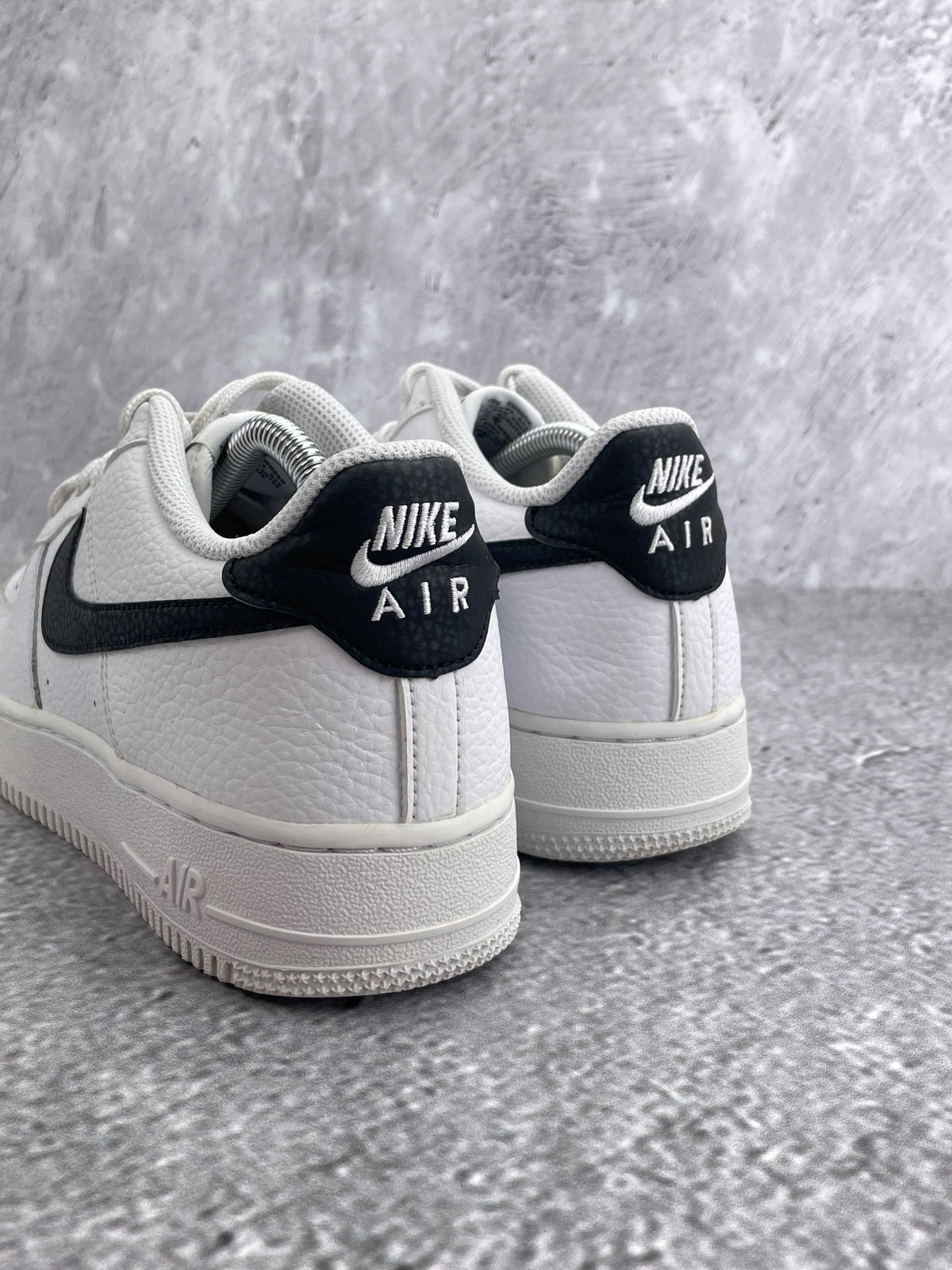 Nike Air Force 1 Low '07 White Black — buty sportowe damskie w bardzo dobrym stanie rozmiar 39, widok z tyłu