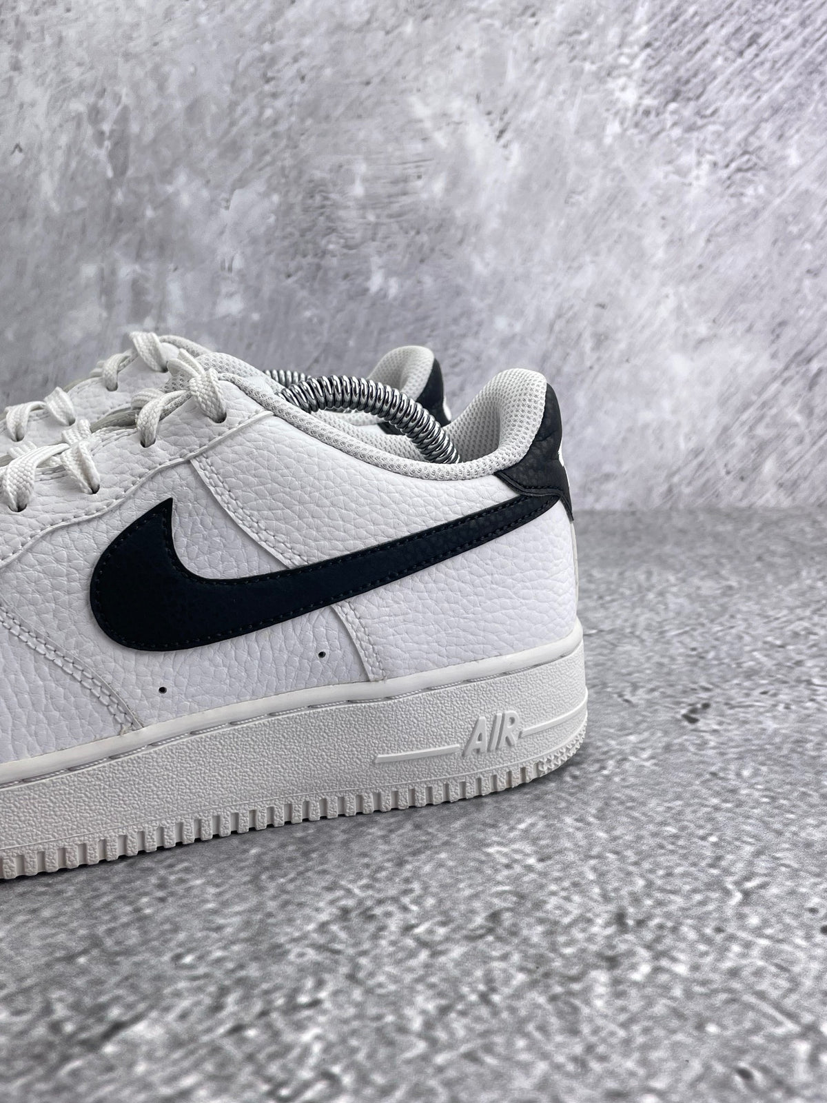 Nike Air Force 1 Low '07 White Black — buty sportowe damskie w bardzo dobrym stanie rozmiar 39, zapiętki butów