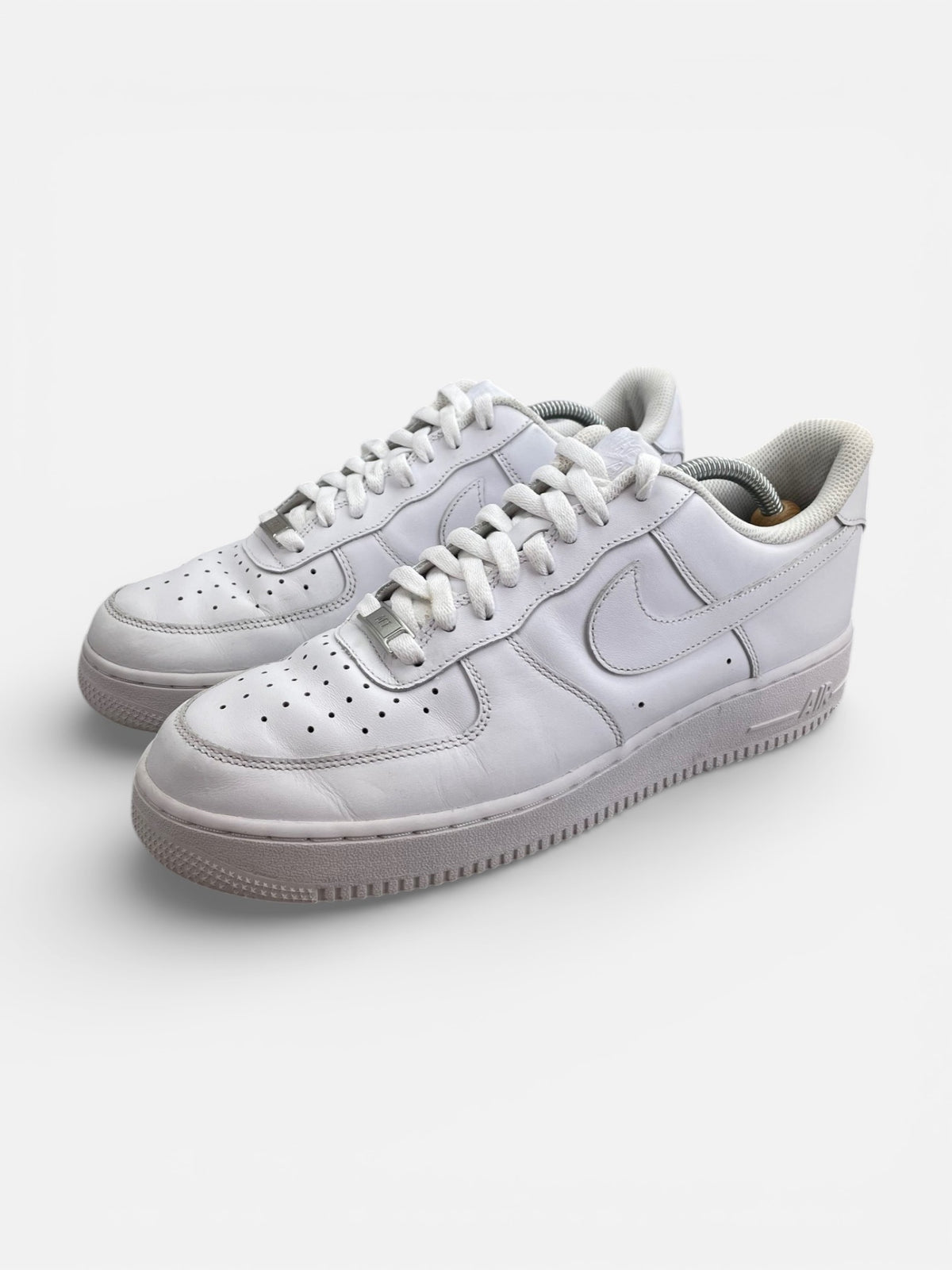 Nike Air Force 1 Low Triple White — buty sportowe męskie w bardzo dobrym stanie rozmiar 43, widok z boku