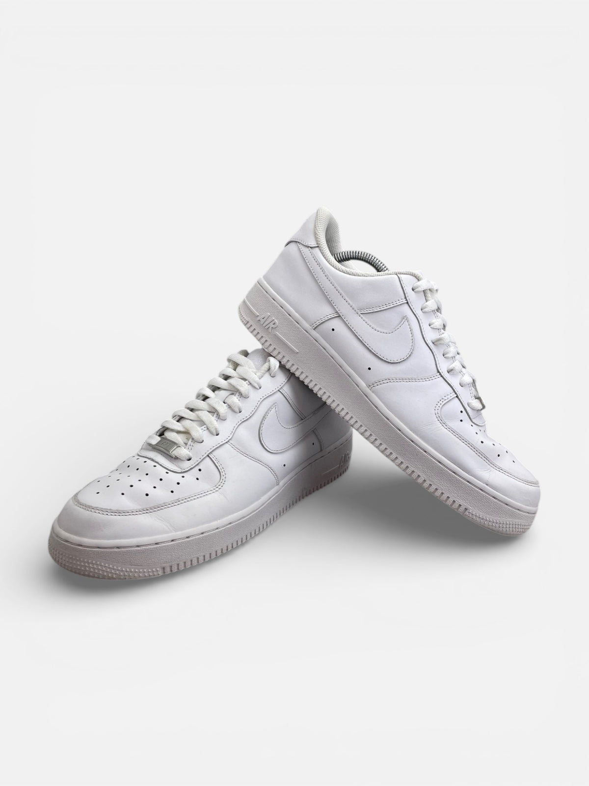 Nike Air Force 1 Low Triple White — buty sportowe męskie w bardzo dobrym stanie rozmiar 43, boczny profil