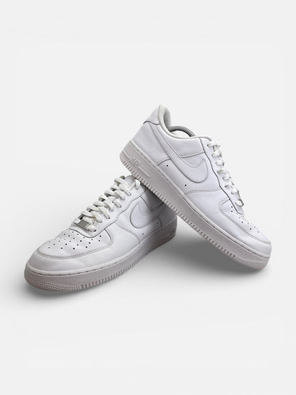 Nike Air Force 1 Low Triple White — buty sportowe męskie w bardzo dobrym stanie rozmiar 43, boczny profil