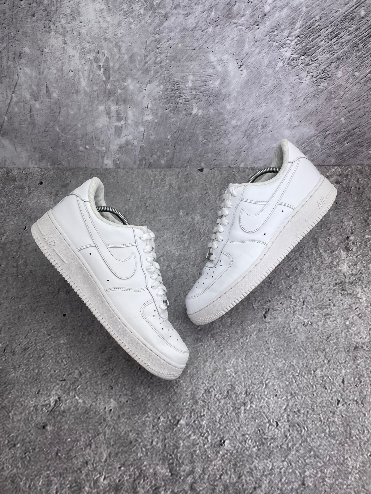 Nike Air Force 1 Low Triple White — buty sportowe męskie w bardzo dobrym stanie rozmiar 43, widok z góry na zewnętrzną stronę butów