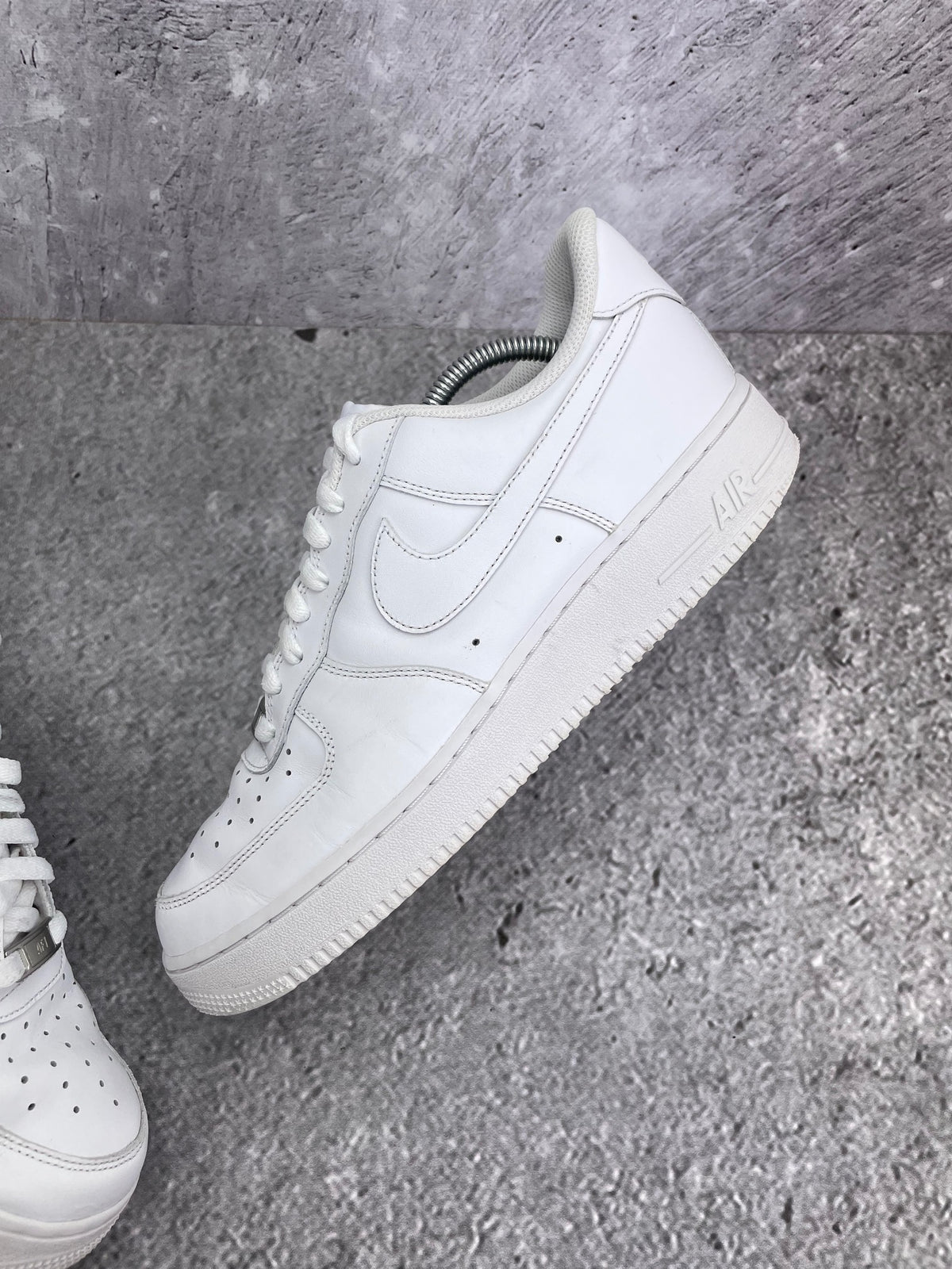 Nike Air Force 1 Low Triple White — buty sportowe męskie w bardzo dobrym stanie rozmiar 43, zewnętrzny panel prawego buta