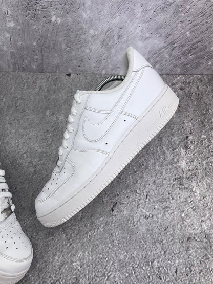 Nike Air Force 1 Low Triple White — buty sportowe męskie w bardzo dobrym stanie rozmiar 43, zewnętrzny panel prawego buta