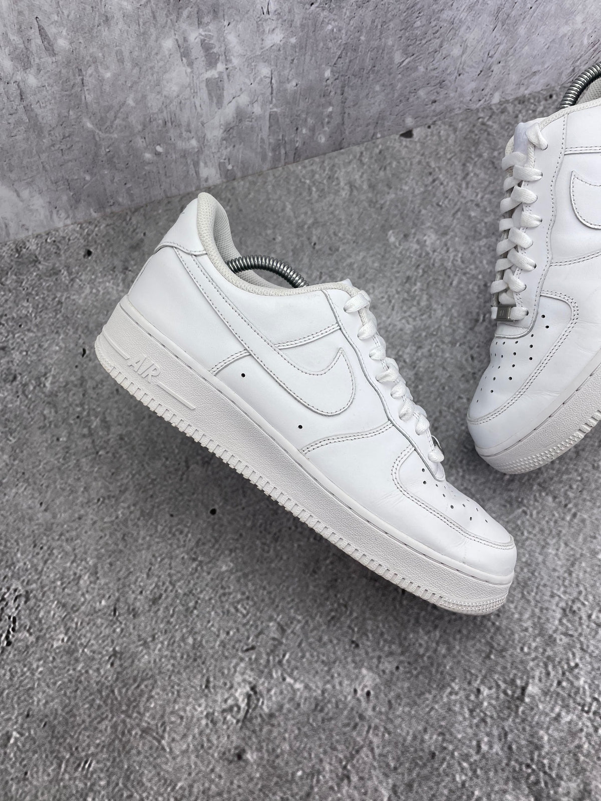 Nike Air Force 1 Low Triple White — buty sportowe męskie w bardzo dobrym stanie rozmiar 43, zewnętrzny panel lewego buta