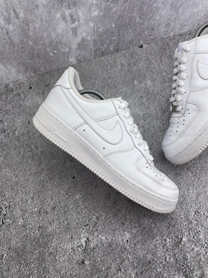 Nike Air Force 1 Low Triple White — buty sportowe męskie w bardzo dobrym stanie rozmiar 43, zewnętrzny panel lewego buta